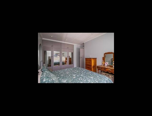 5 BEDROOM FREESTANDING FOR SALE IN GLEN MARAIS